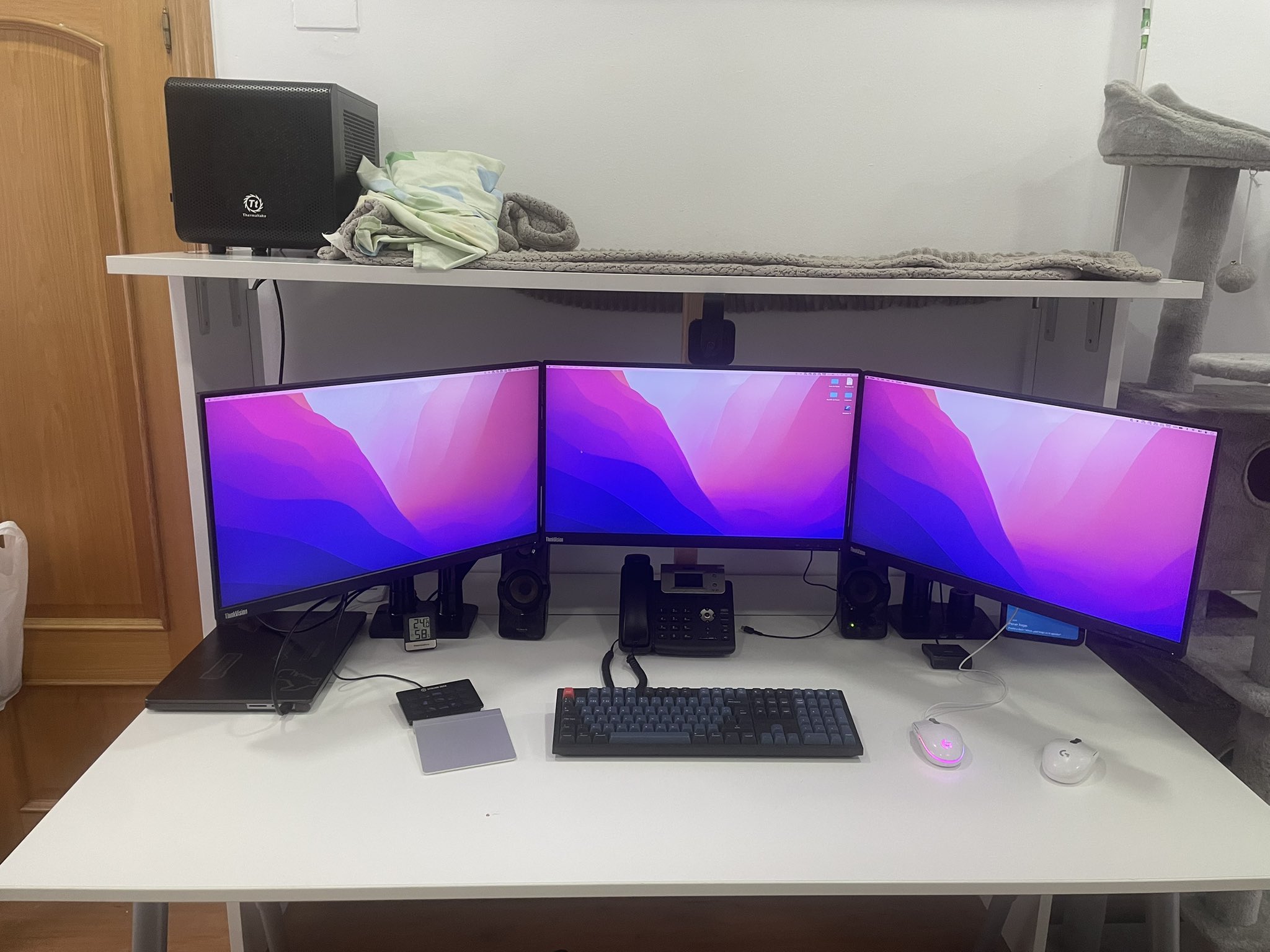 Una foto de mi despacho de trabajo, con mis tres monitores